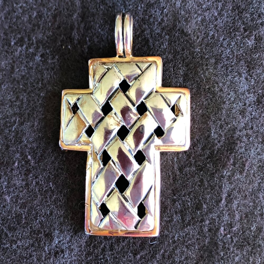 Silver and Gold Colored Metal lattice design Cross 2 1/4 " long by 1 1/4… - Picture 6 of 10